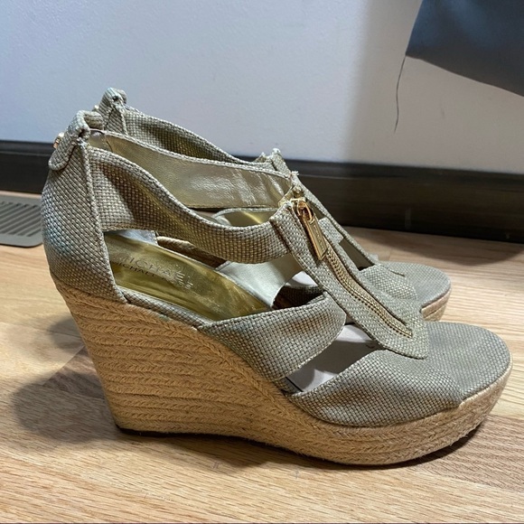 Michael Michael Kors Wedge Sandals Sz 10 Fabric Tan Women’s - Picture 2 of 9